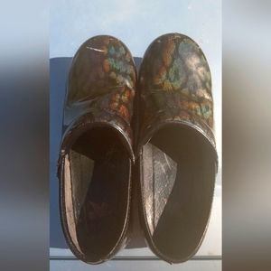 Dansko nursing clogs size 38 which is a 7.5 or 8. The colors are beautiful!